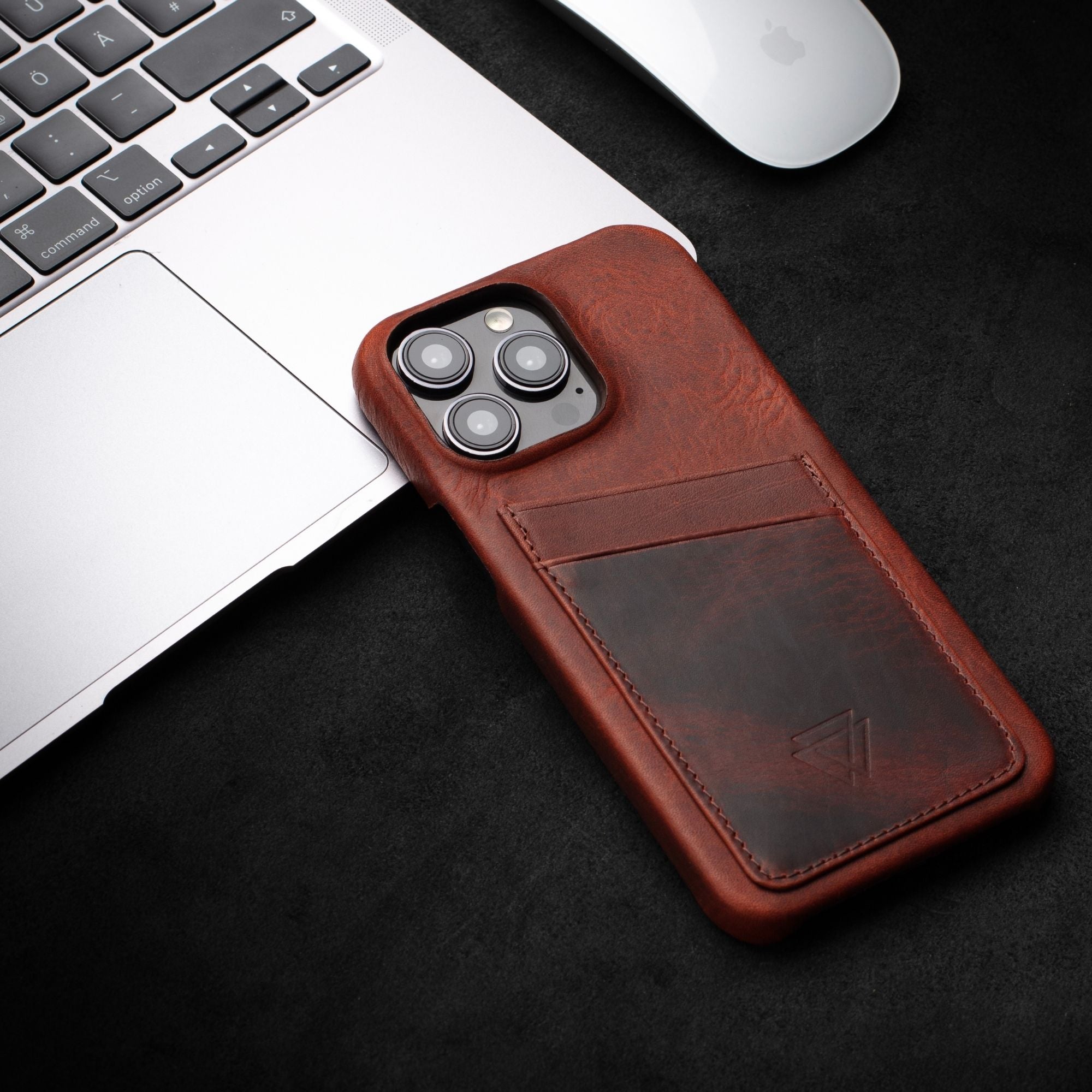 Şıklık ve koruma sunan el yapımı iPhone kılıf modelleri